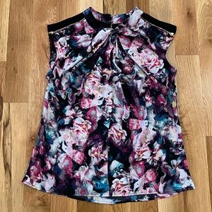NWT Floral sleeveless blouse size medium